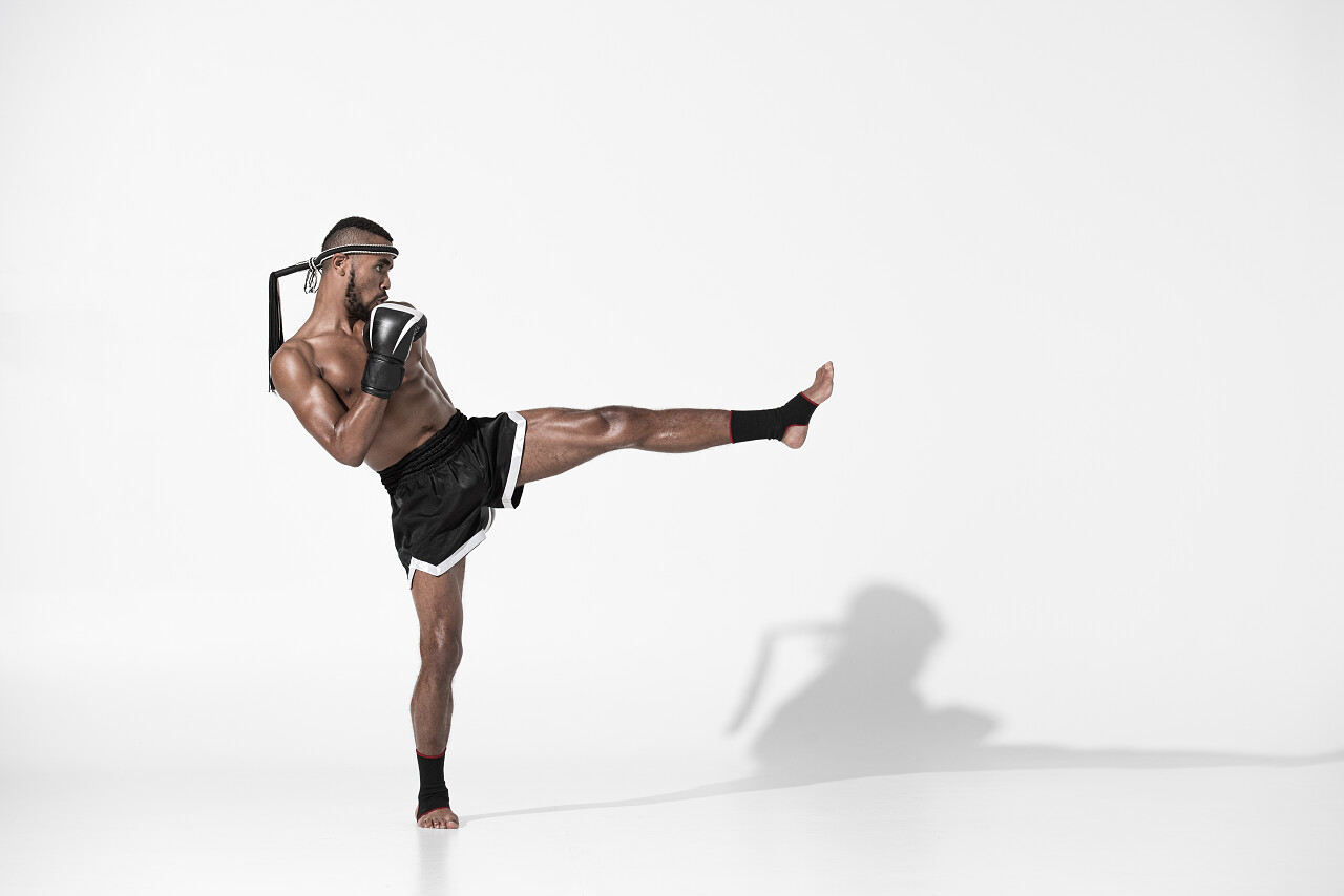 男子在训练搏击