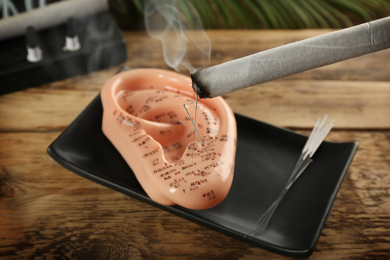 艾条熏耳朵中医艾灸养生