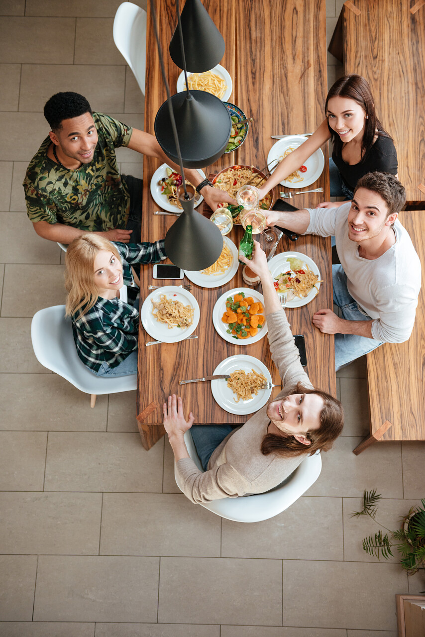 朋友在室内聚餐