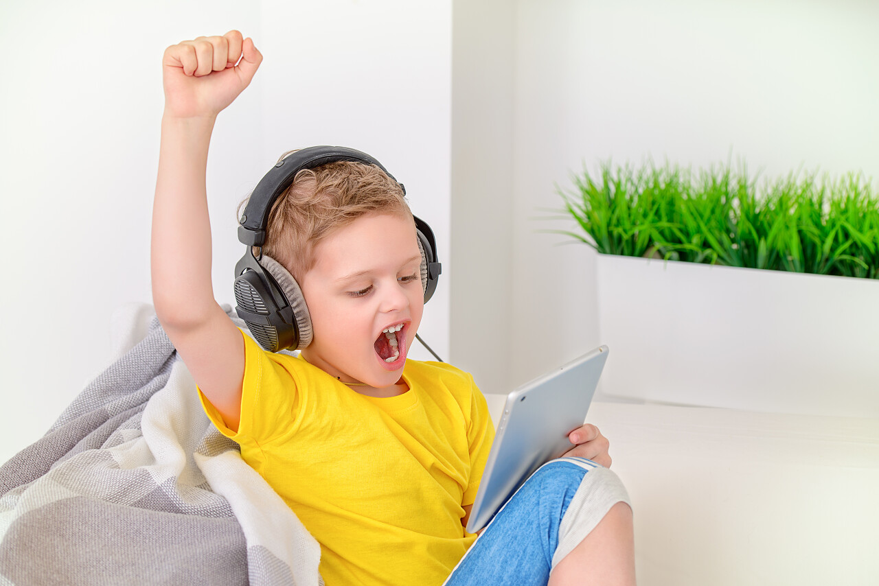 男孩在室内欢呼胜利胜利胜利喜悦