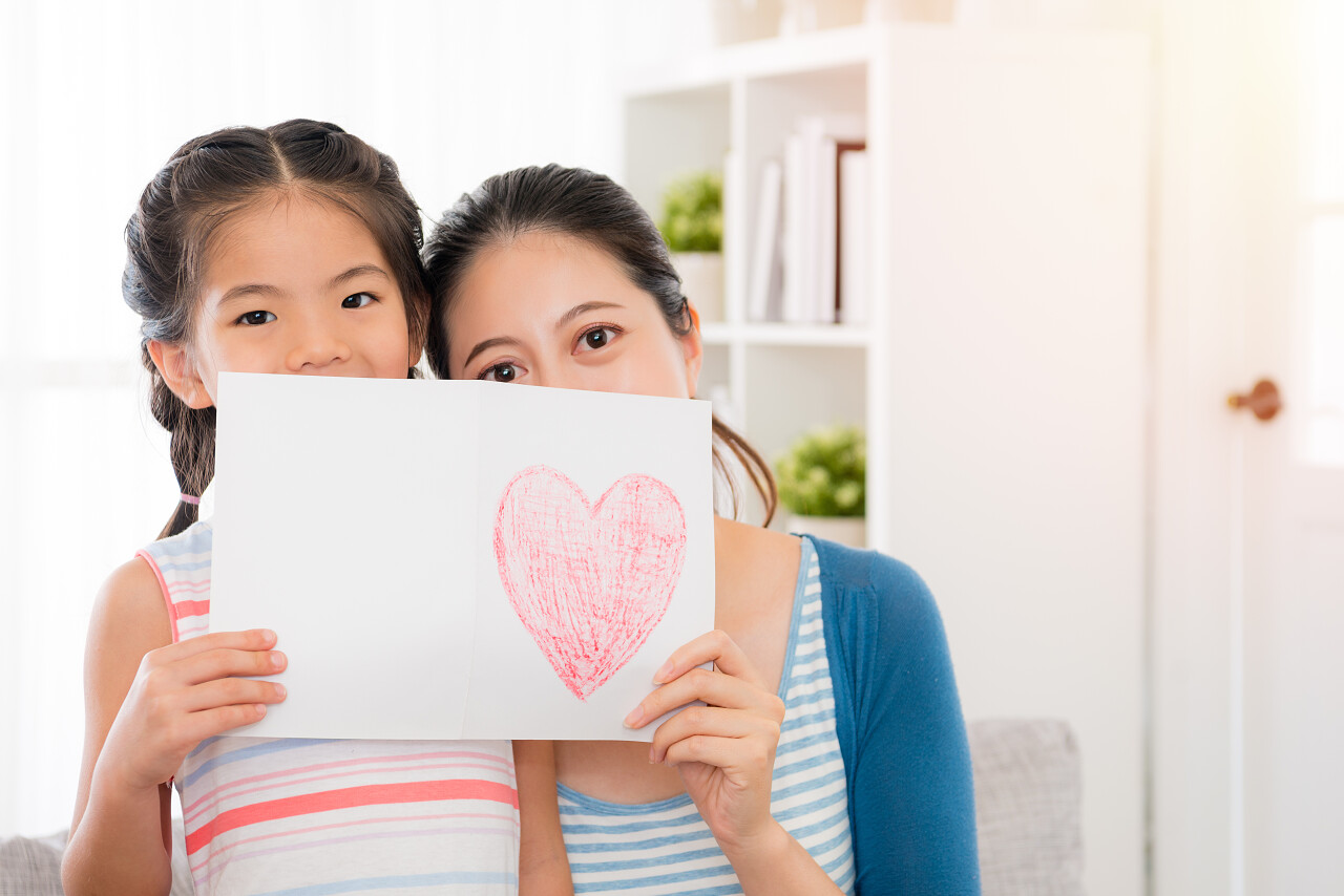 家长陪着女儿画画母亲节