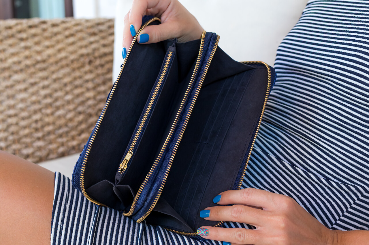 手里拿着豪华钱包