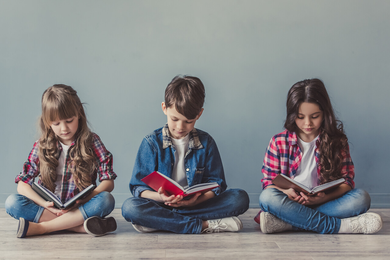 男子坐在地上阅读读书分相会阅读世界读书日