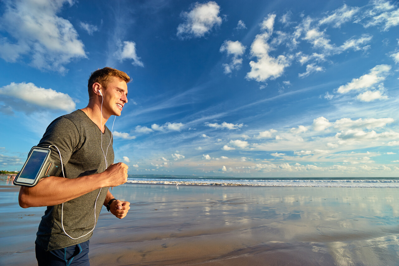 男子在海滩上慢跑