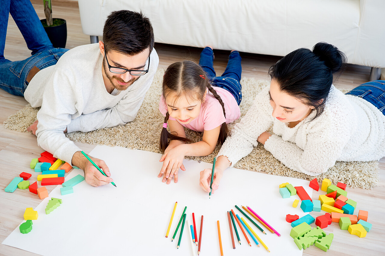 一个幸福的家庭一起用铅笔绘图幸福一家三口