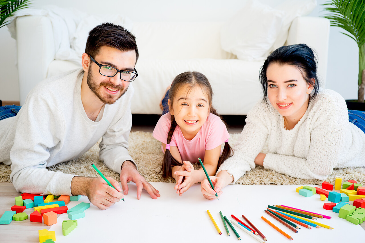 一个幸福的家庭一起用铅笔绘图幸福一家三口