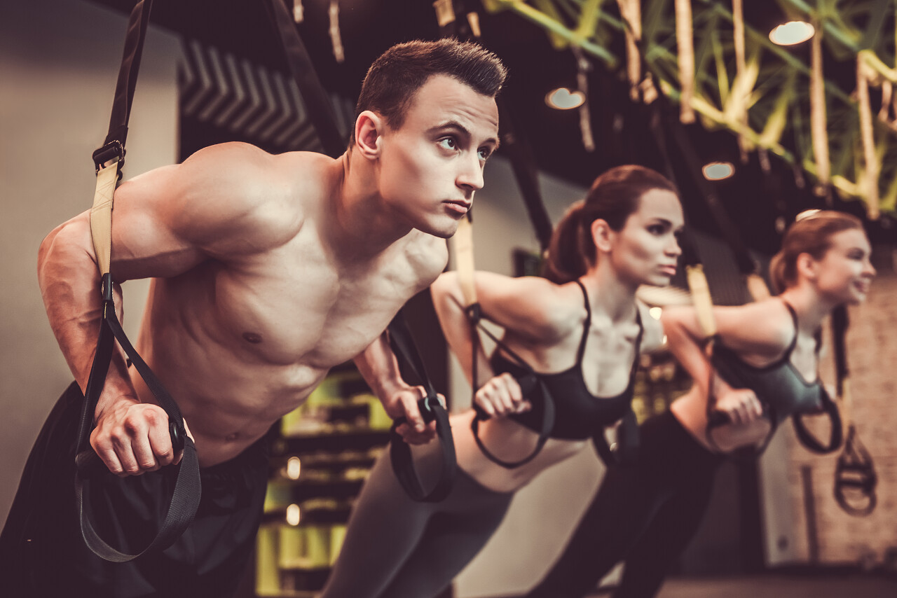 一群人在健身房运动健身男女健身运动