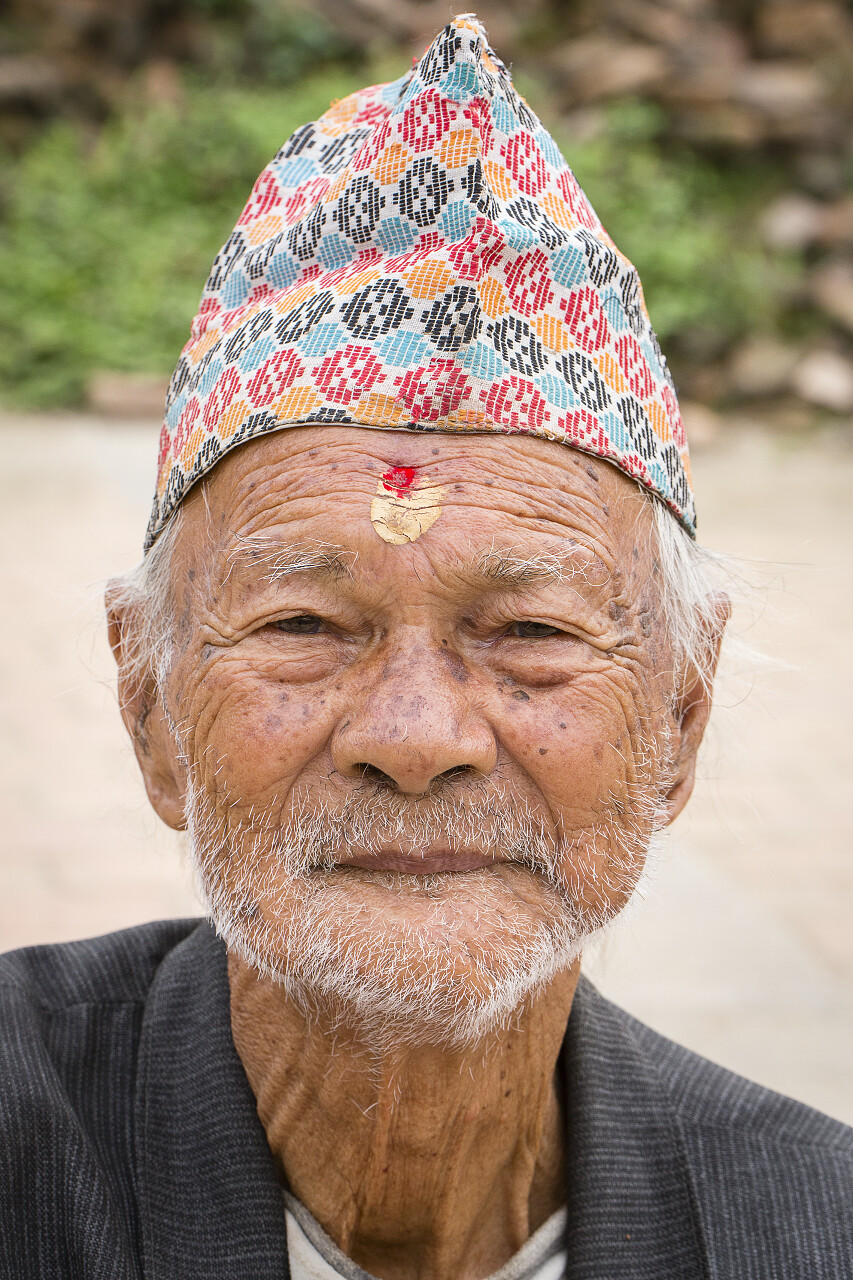 穿着传统服饰的老人