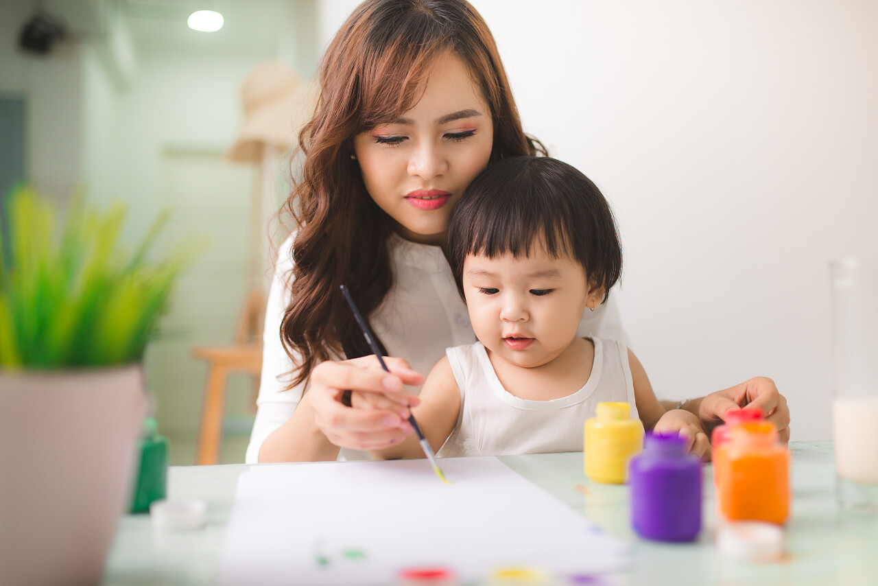 快乐妈妈和小女儿一起绘画月嫂