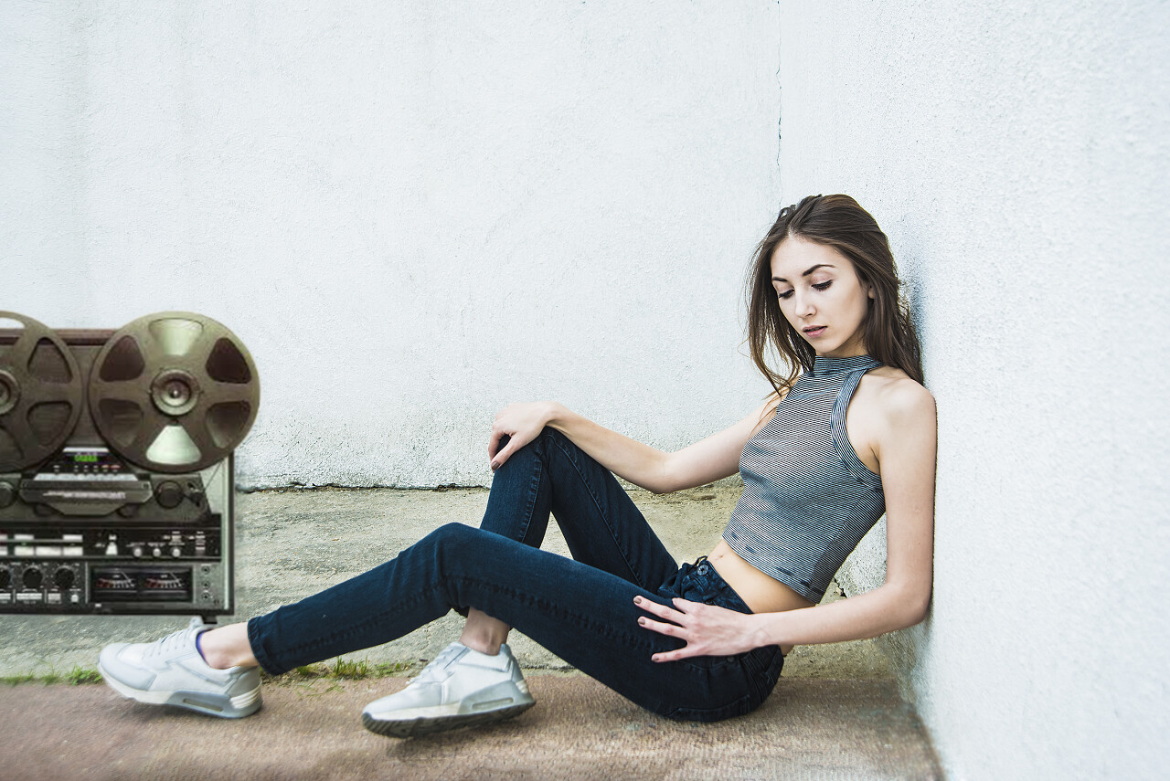 黑发的女孩往下看复古老式收音机