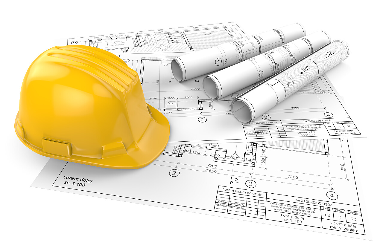 建筑蓝图和草图上的黄色安全帽