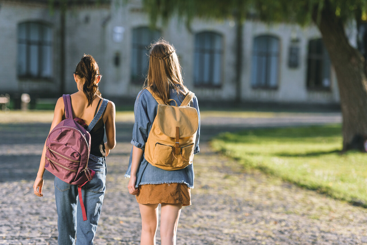 学生背着背包走