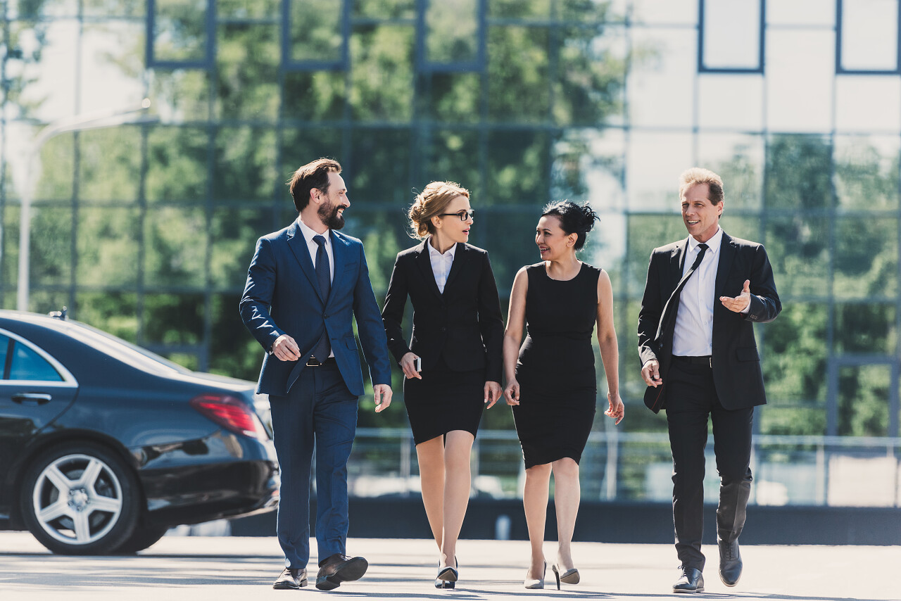 多种族的商人一起走路商务男女