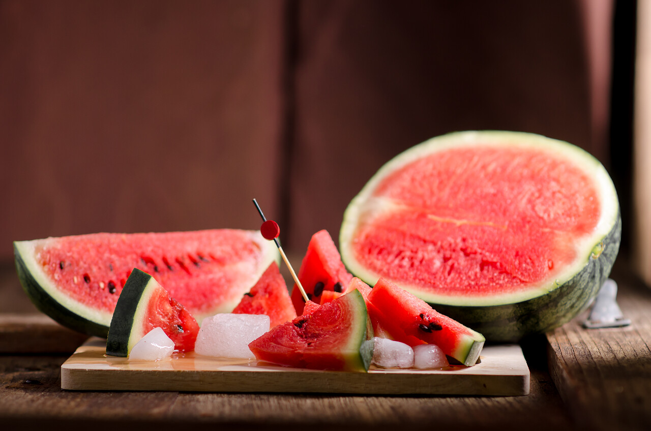 二十四节气夏至24节气西瓜水果木桌上的西瓜