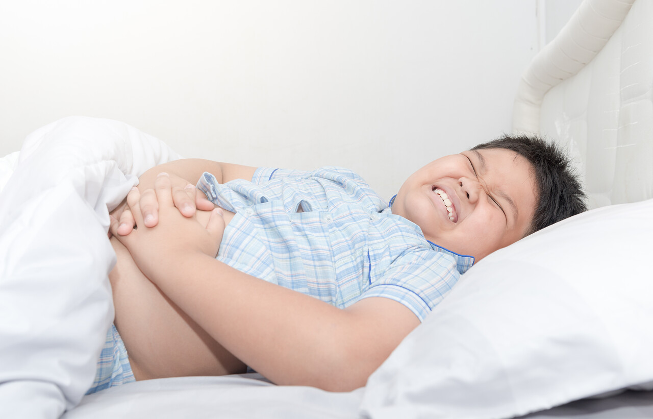 肥胖胖男孩超重肚子疼得在床上