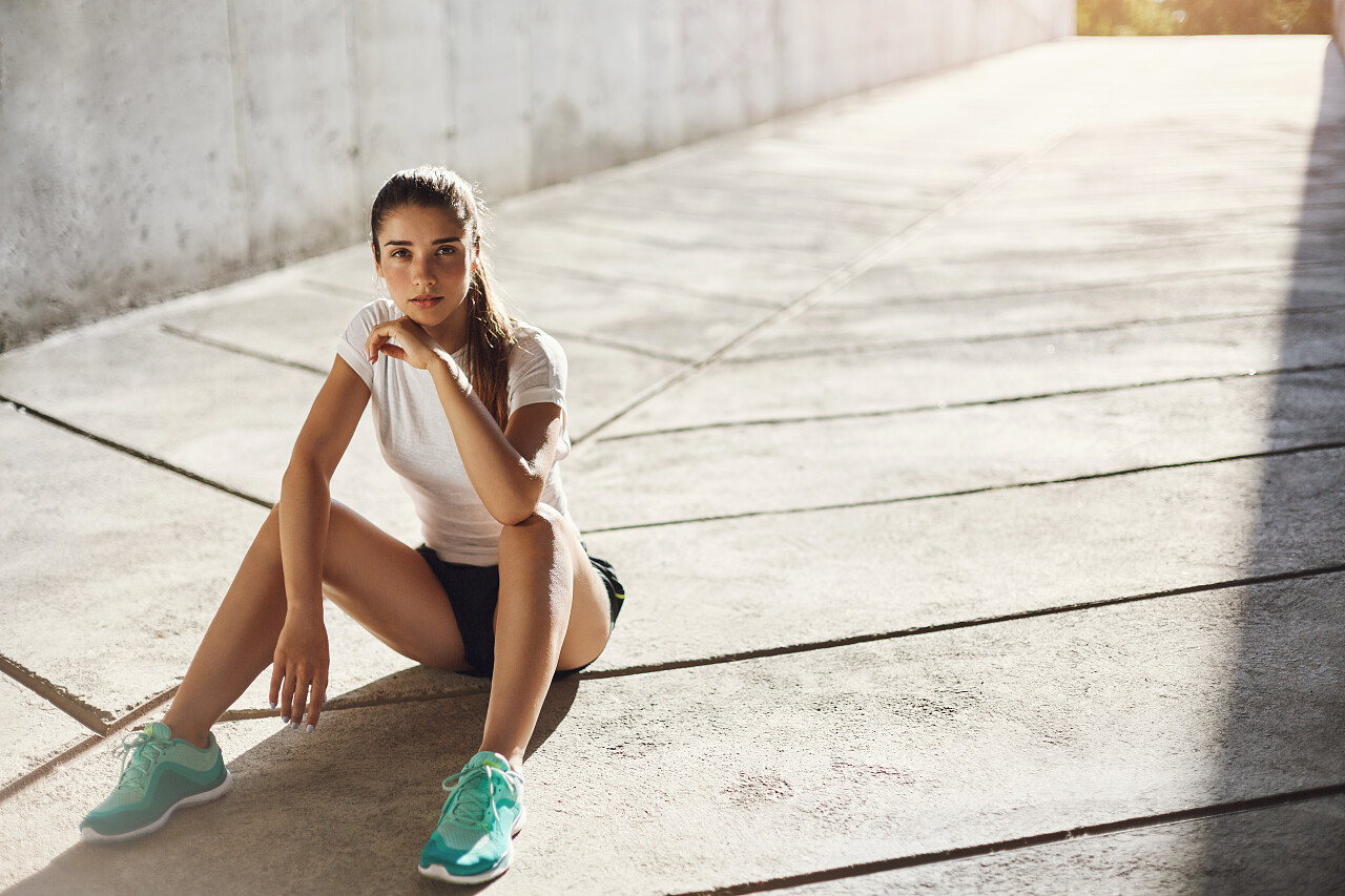 健康的女子赛跑运动员准备开始她的日常马拉松