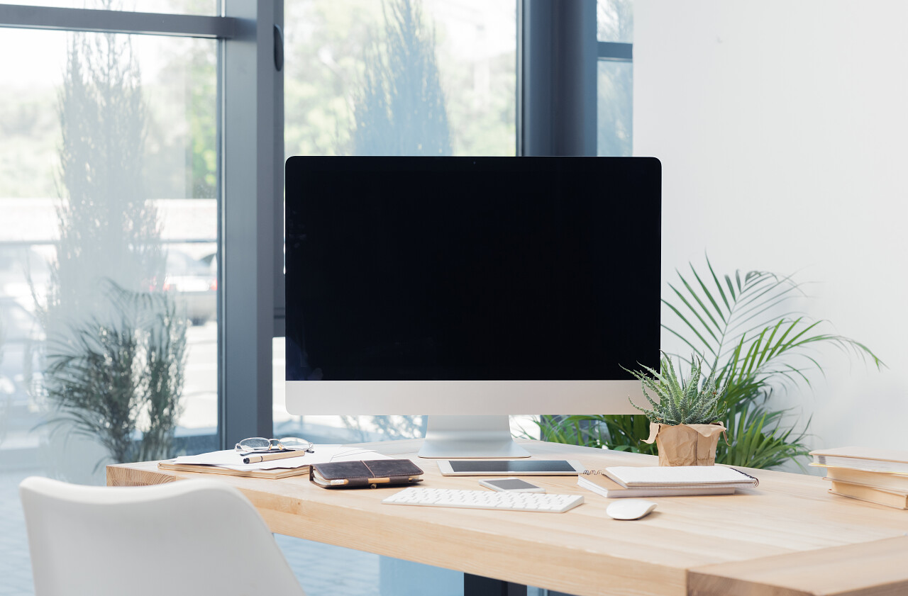 空白的电脑屏幕 智能手机平板电脑和笔记本在办公室里的工作场所
