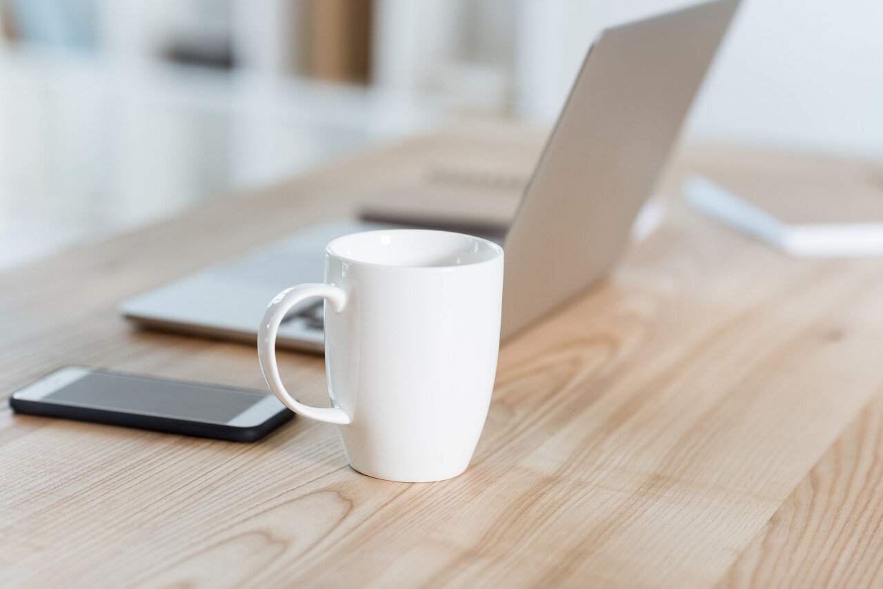 咖啡杯子在办公室中