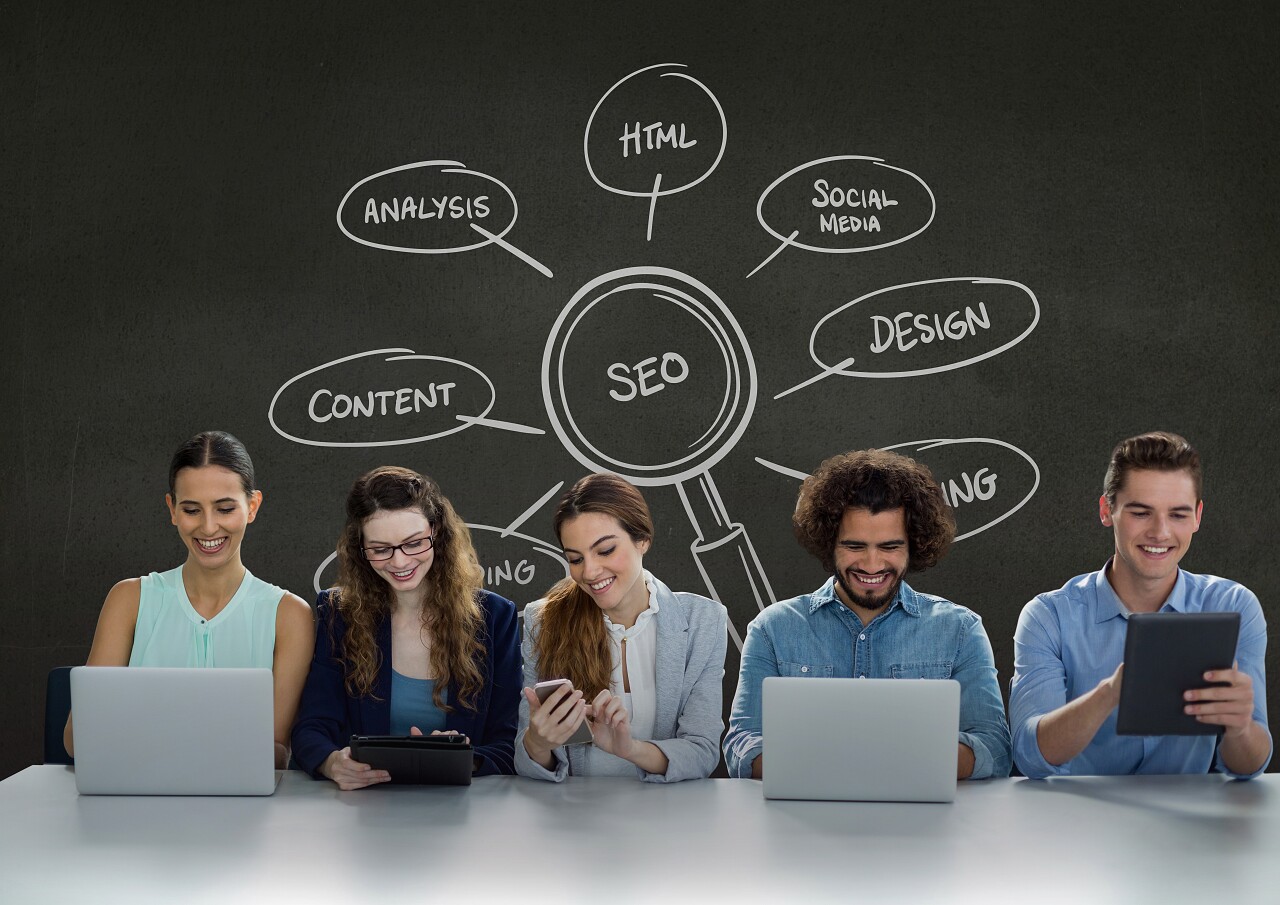 商人在办公桌上看着手机电脑和平板