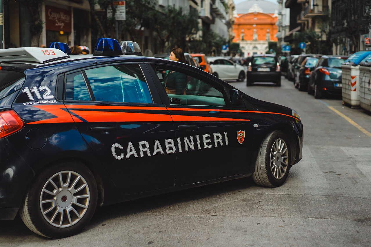警车停在城市街道