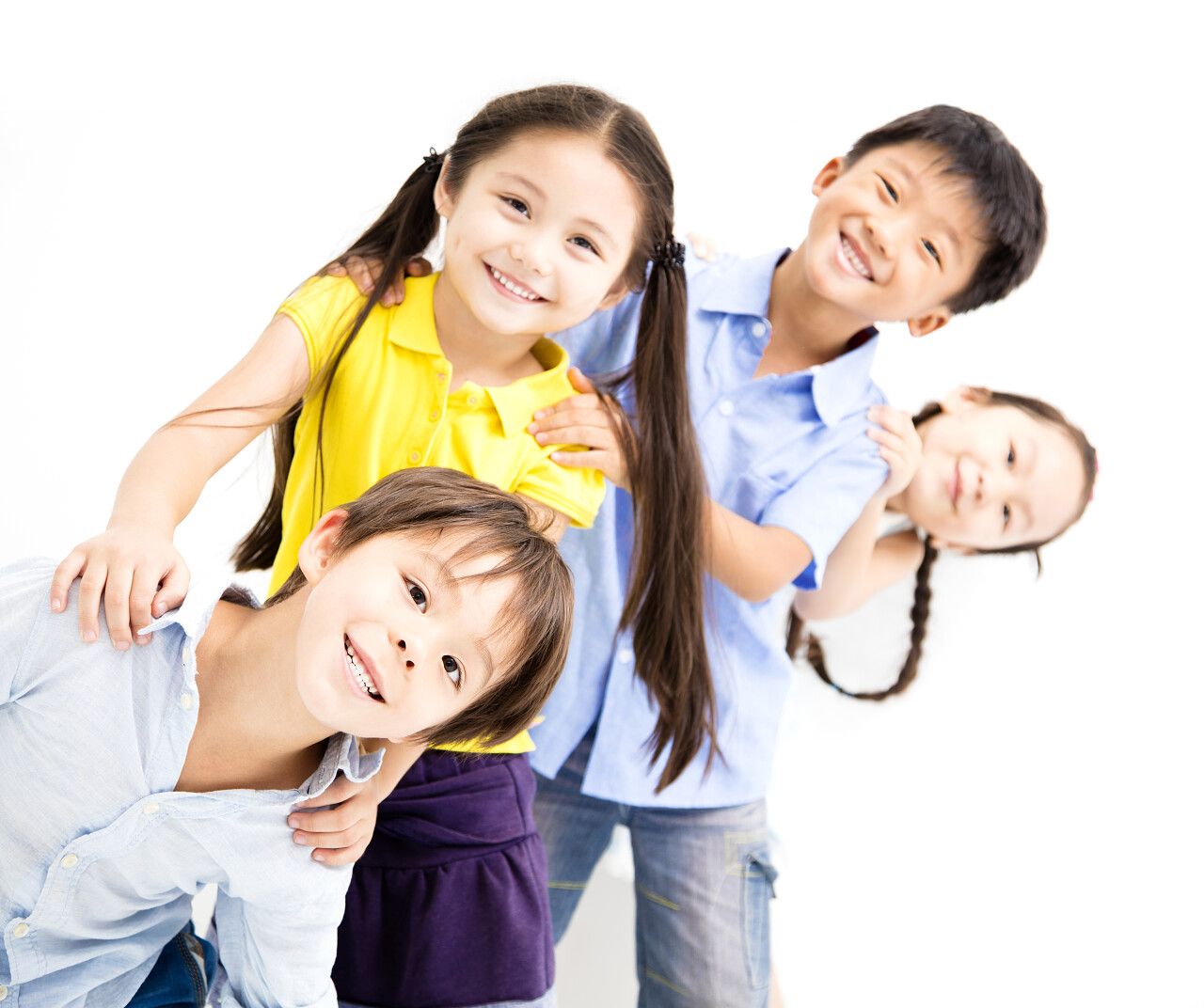 白色背景上笑很小的孩子