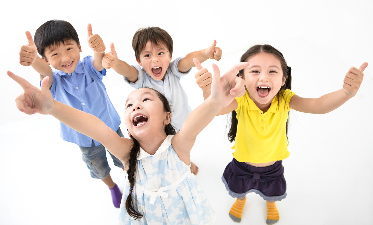 开心的笑的孩子用拇指向上