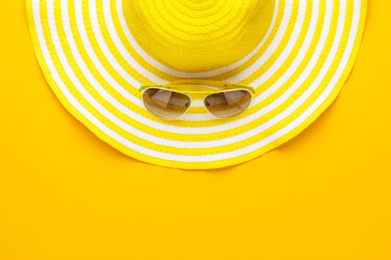 黄色的太阳镜和条纹复古帽子