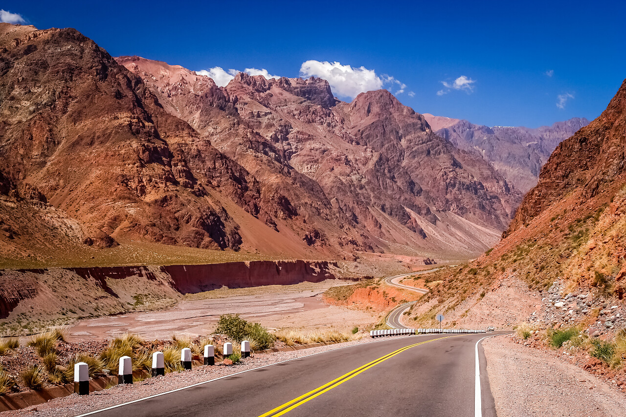 盘山公路通过山的景色