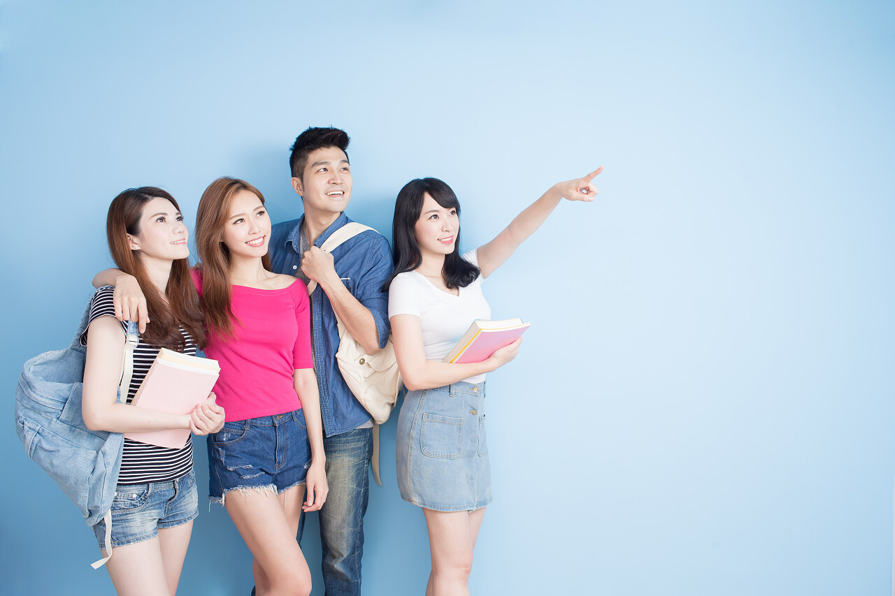 在蓝色背景上快乐的学生青春励志