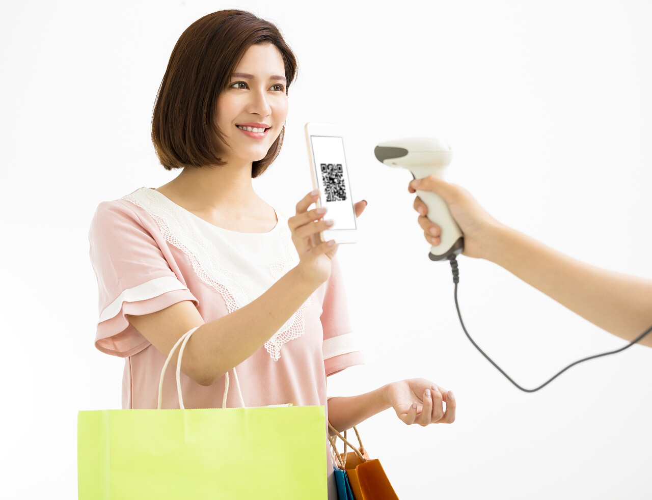 年轻女子用智能手机支付