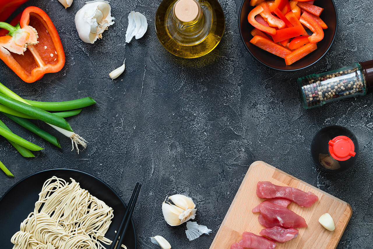 新鲜的原料烹饪亚洲辣猪肉在黑暗的背景下
