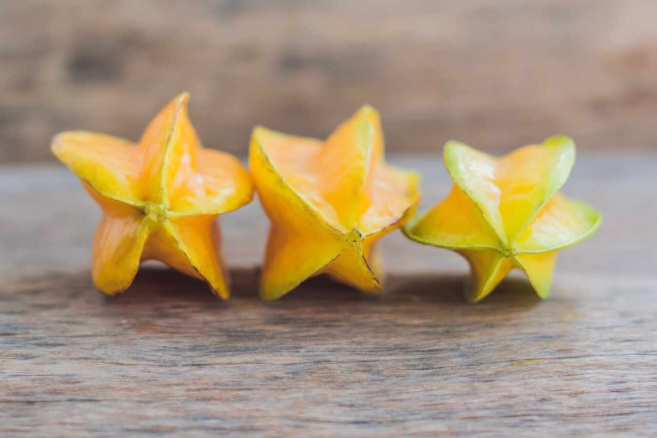 木制的桌子上的杨桃