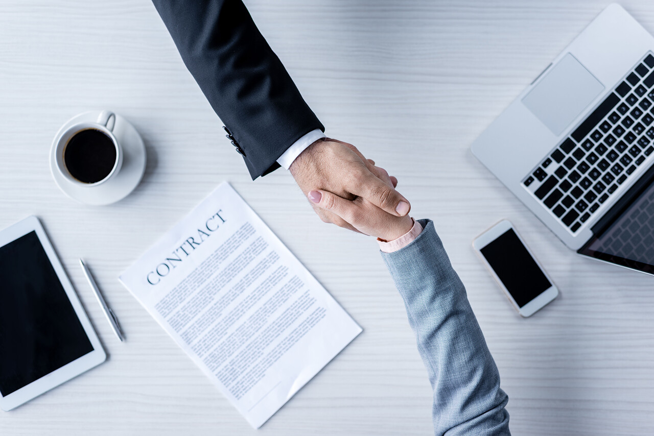 商界人士在会议期间握手签约成功签约成功合作合作团结握手企业团结团结合作平台商务人士合作握手