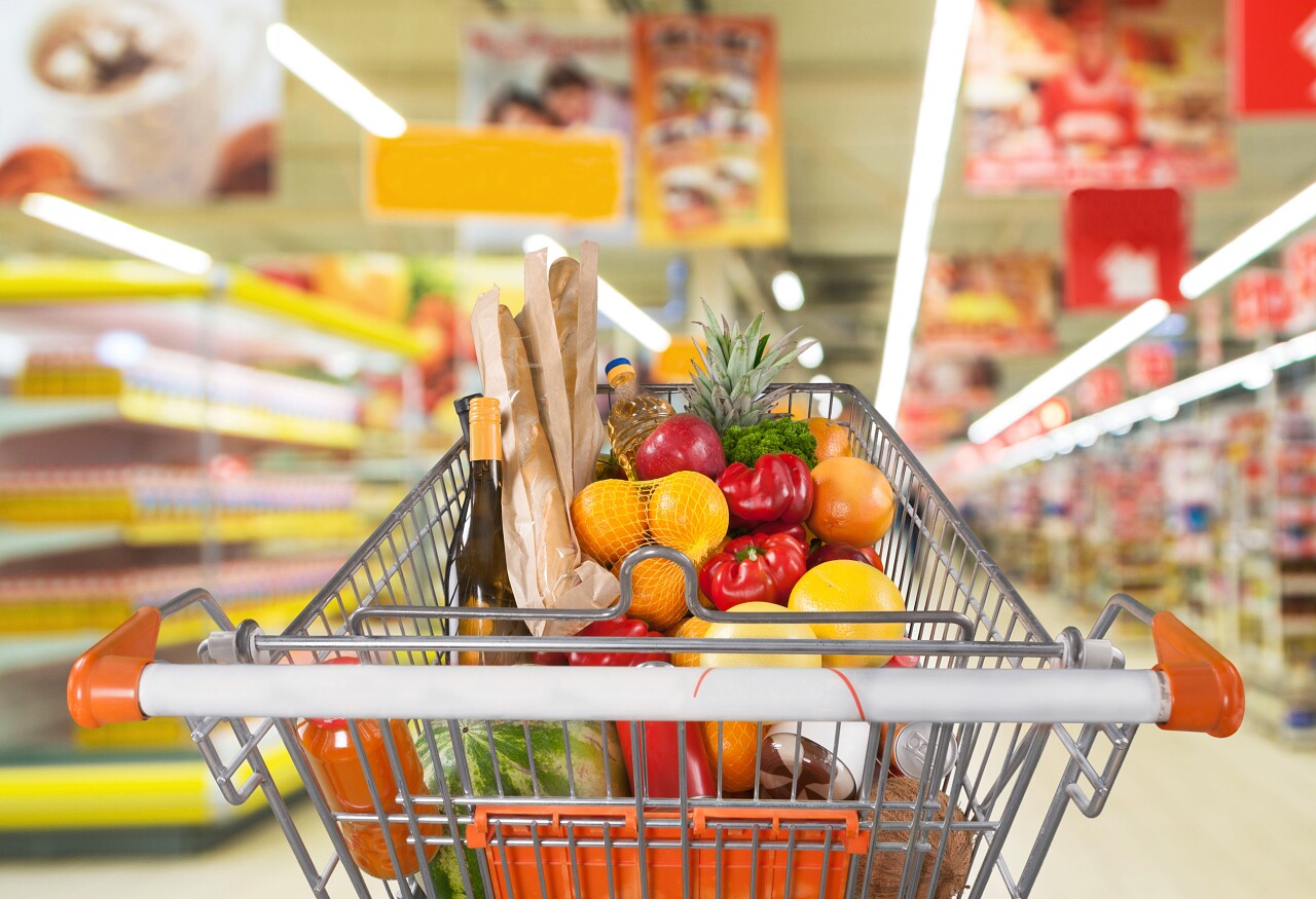 购物车装满各种杂货商店