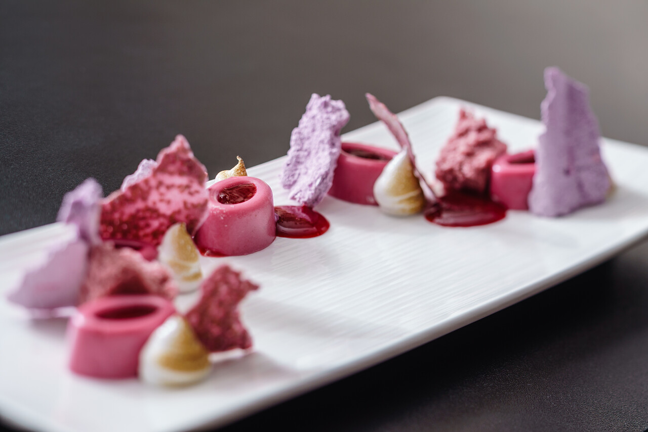 在盘子上的奶酪煎饼