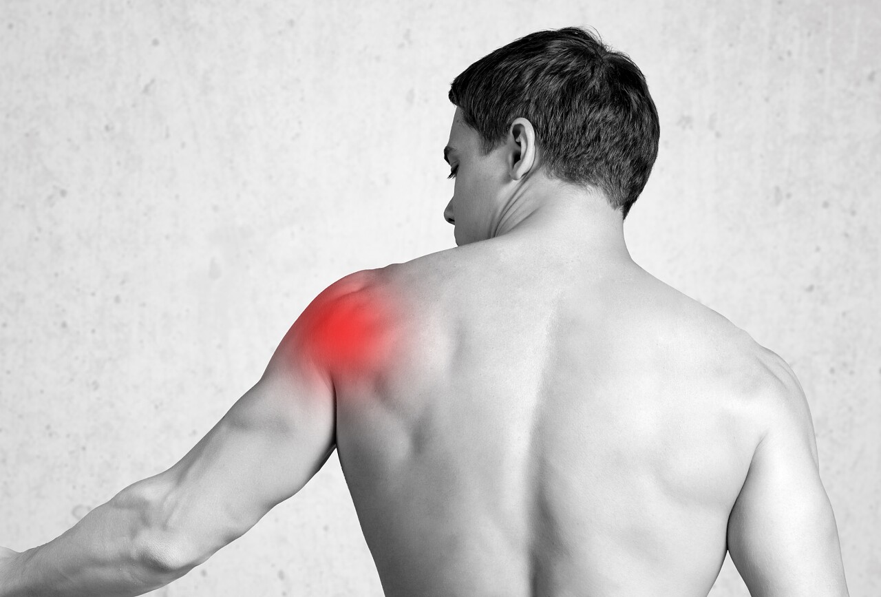 年轻人感觉疼痛的身体