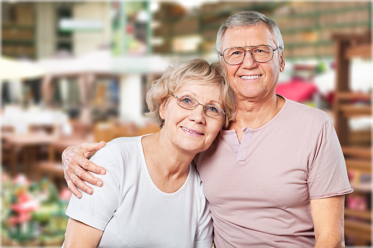 一对老年夫妇拥抱晚年幸福微笑的老人