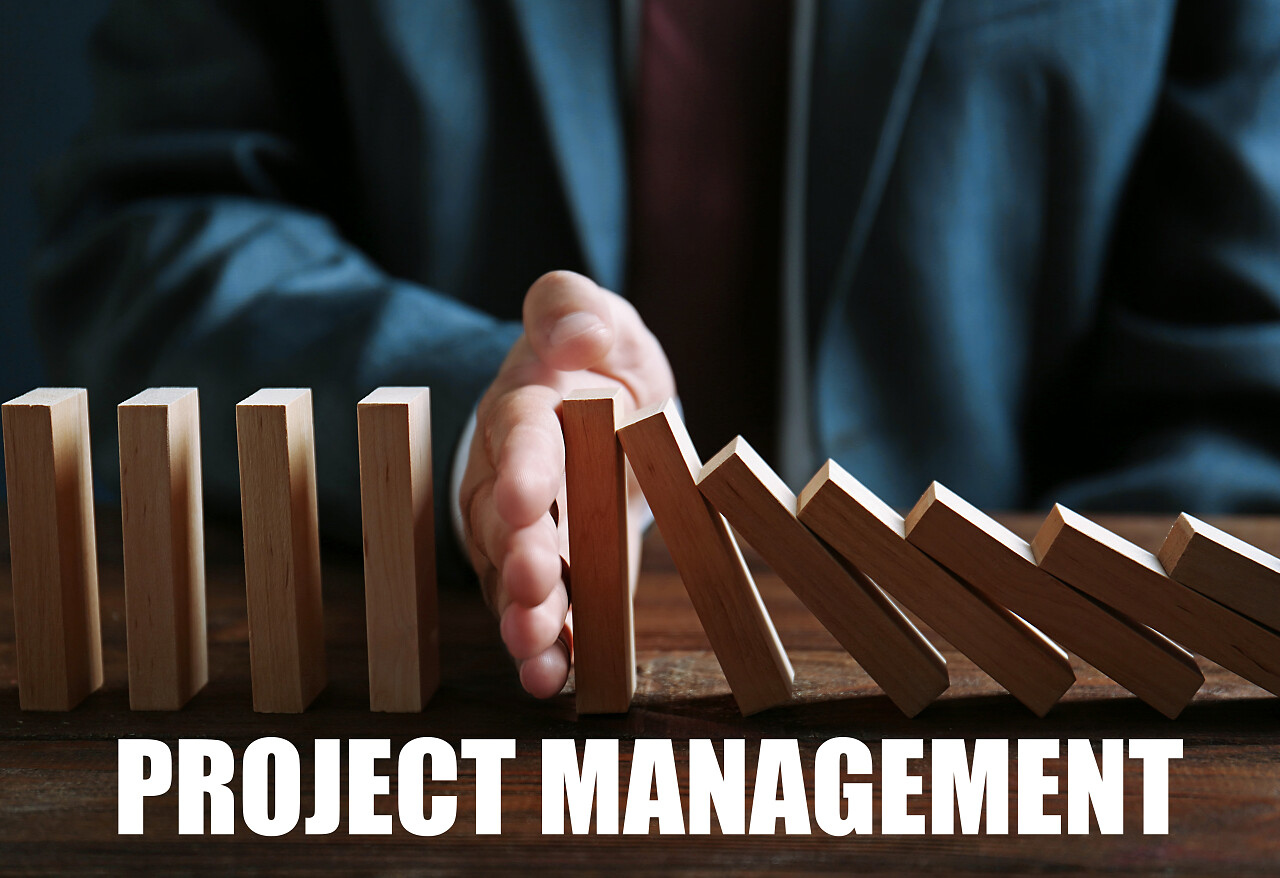 试图停止下降的多米诺骨牌