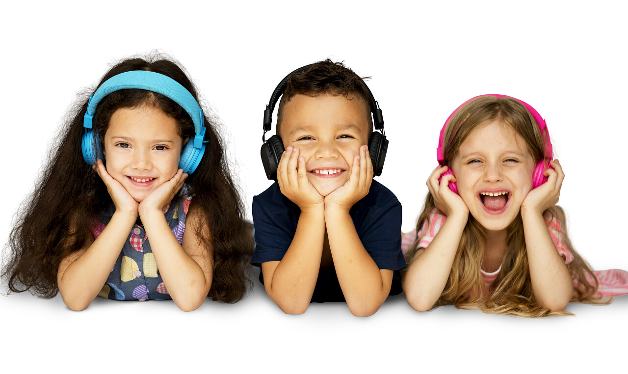 孩子们听音乐微笑的小女孩