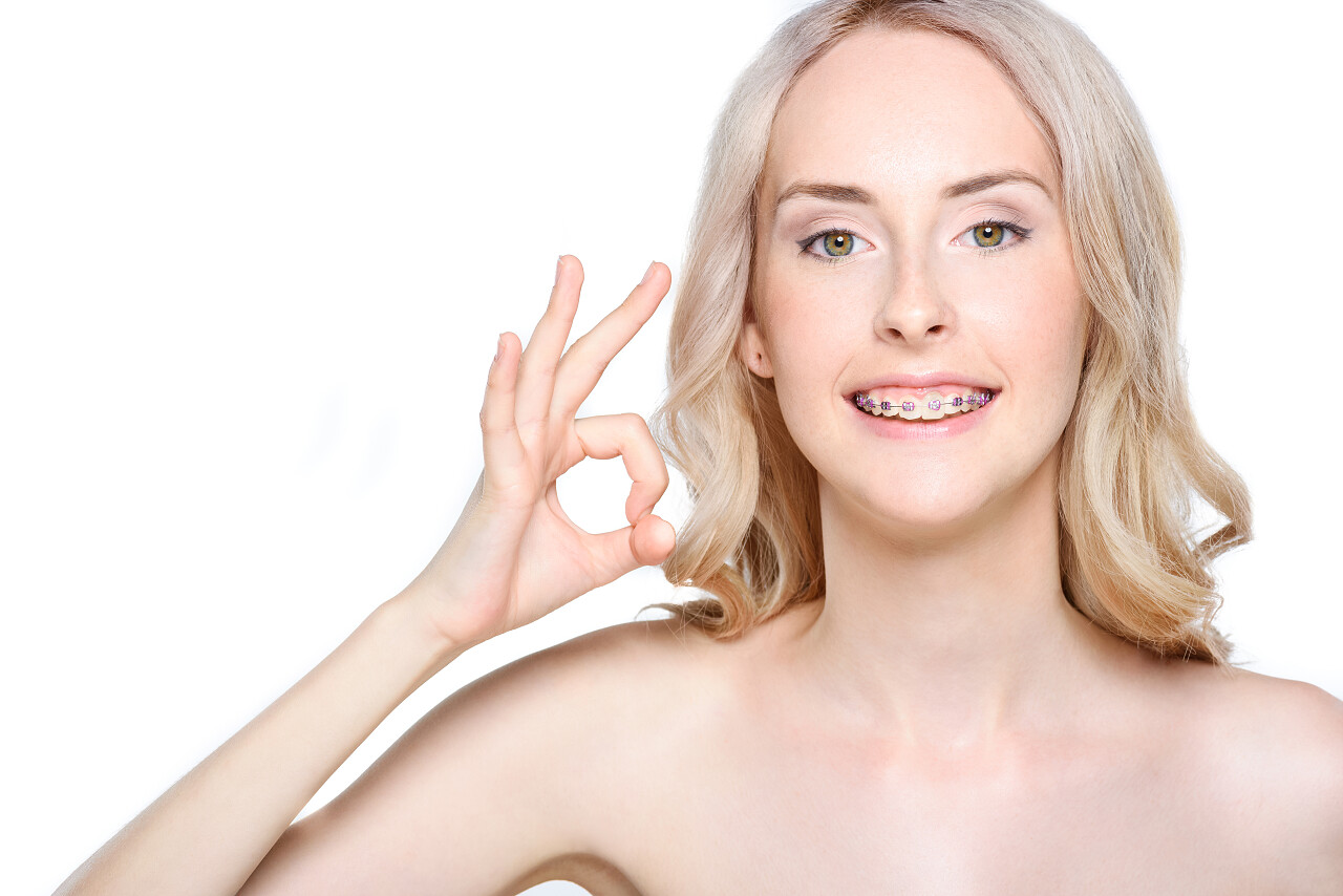 女人比ok的手势牙齿矫正修复口腔牙齿口腔牙齿