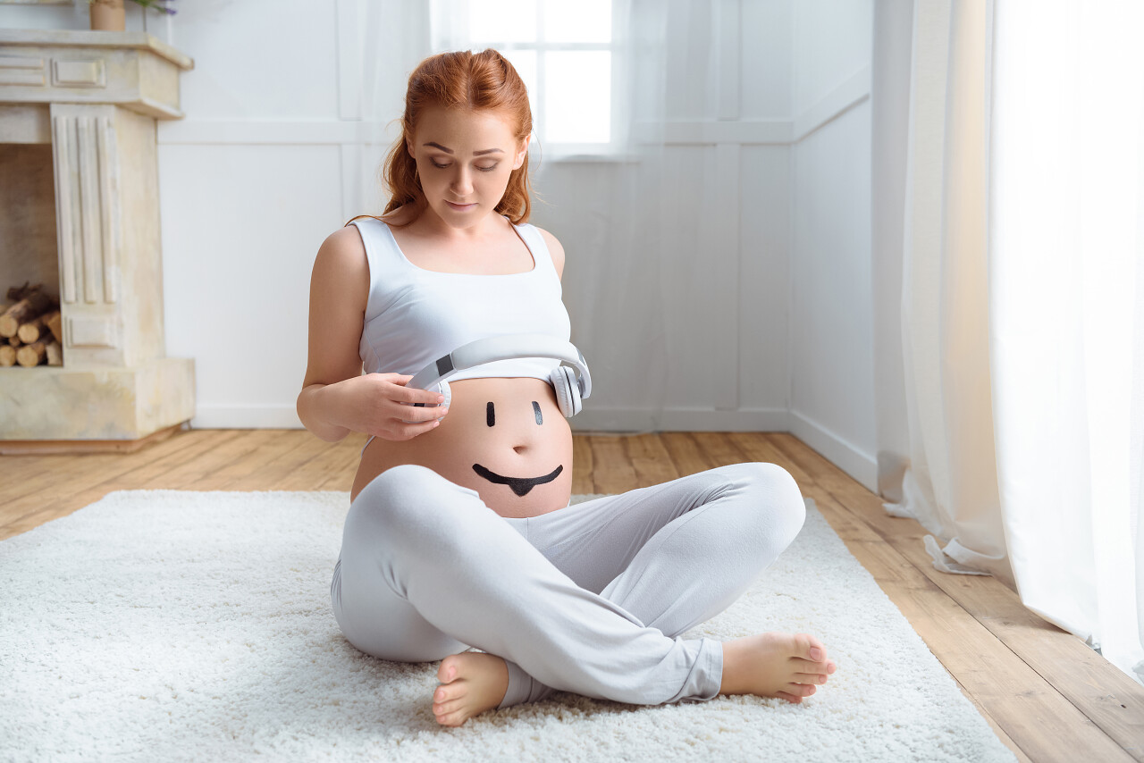 怀孕妇女和肚子上的微笑符号