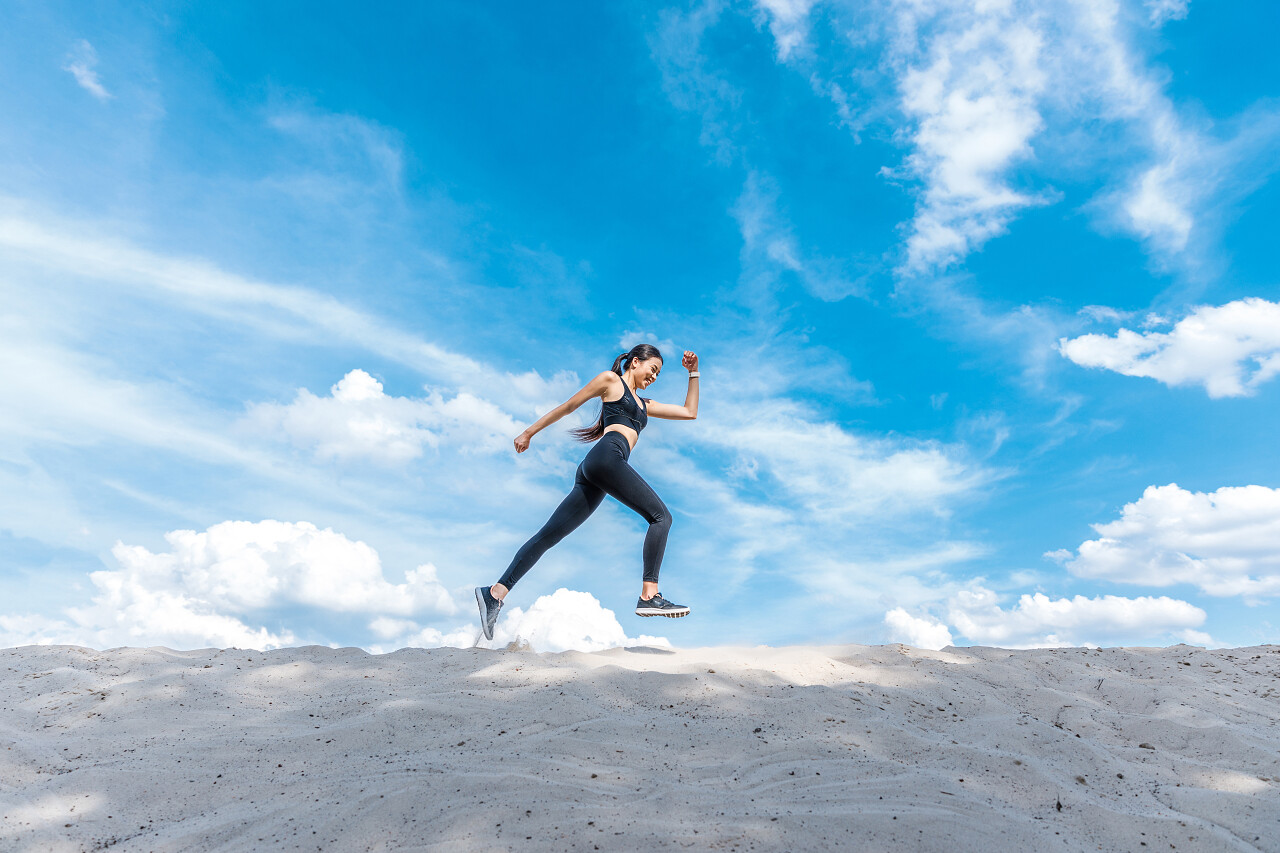 亚洲运动员天空下奔跑奋斗运动健身户外跑步