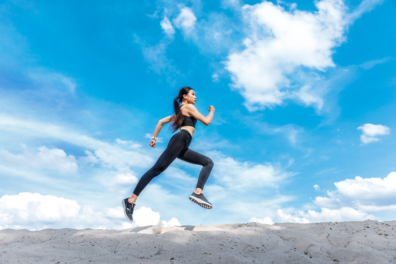 亚洲运动员在蓝天下运动奋斗运动健身户外跑步