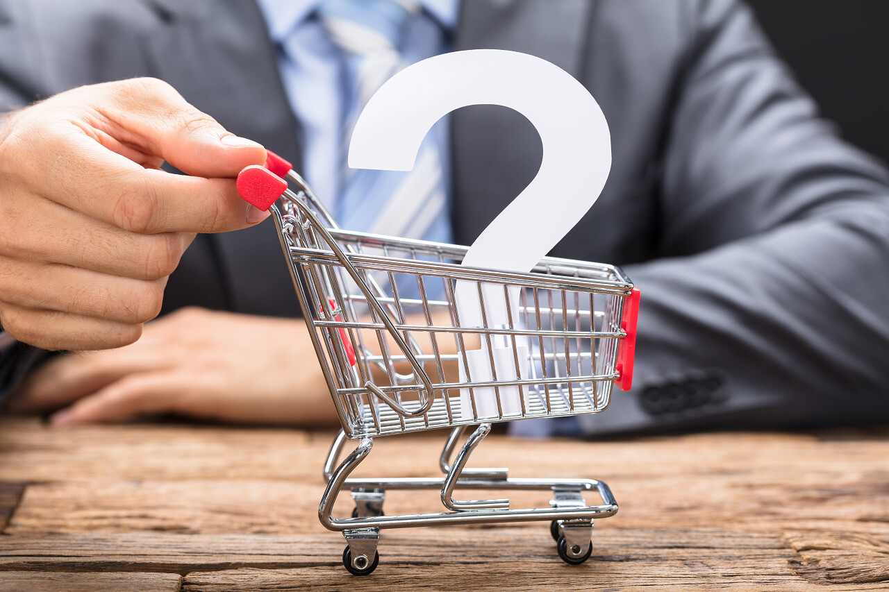 商人推购物车中的问号糊涂