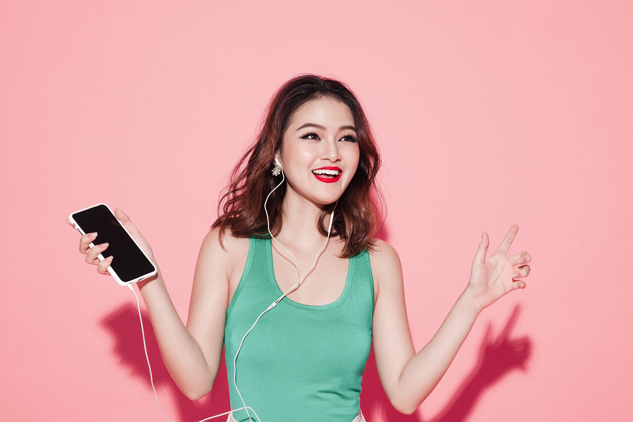 美丽的女孩唱歌听音乐