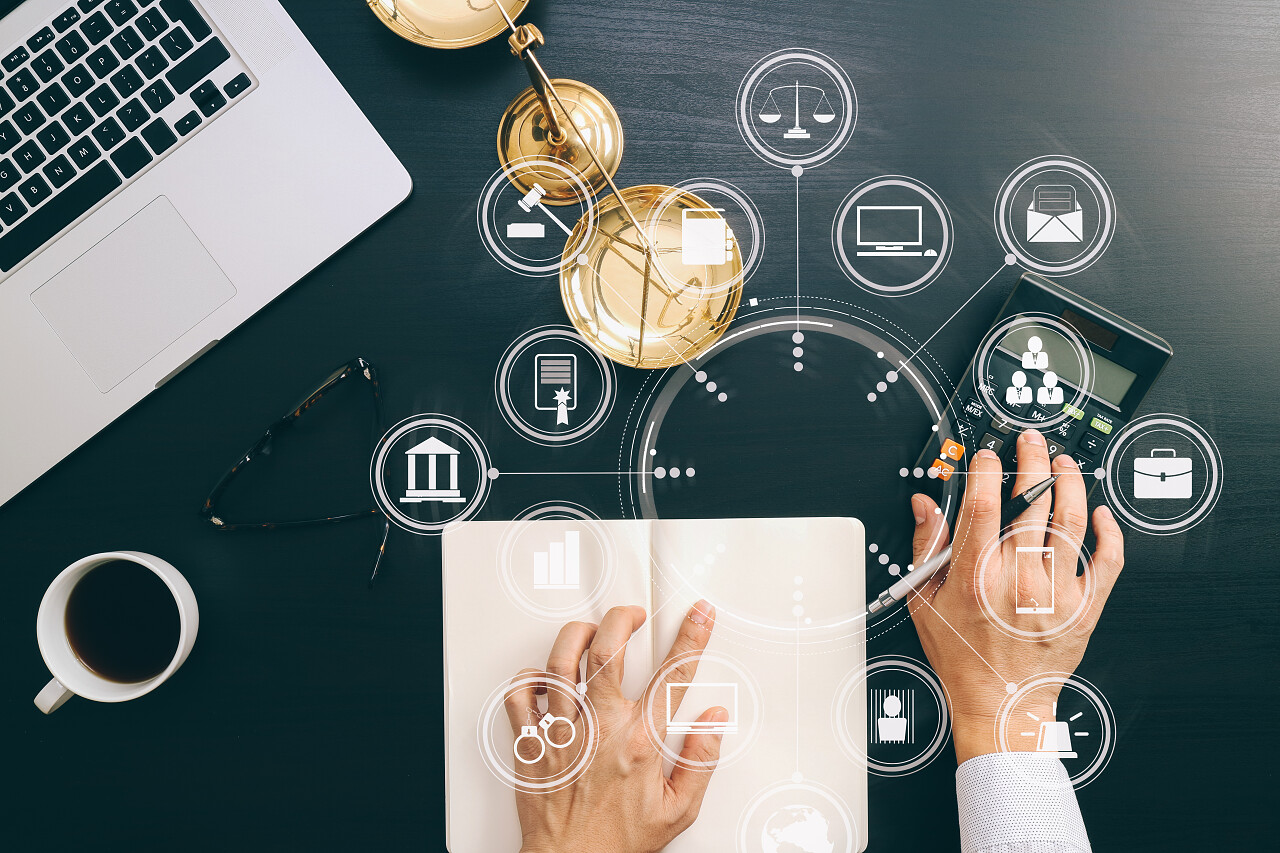 便携式计算机和文件的帐户概念图智能财务