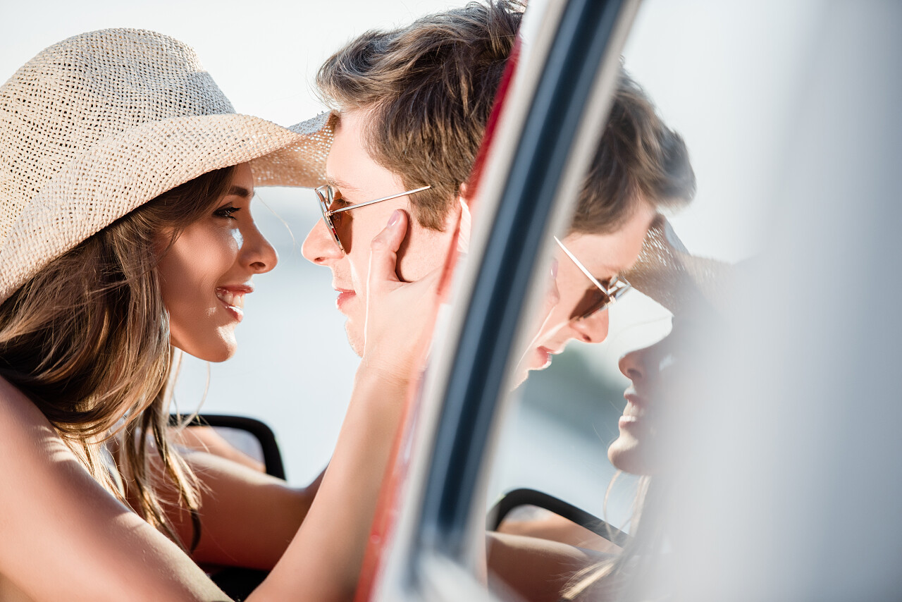 年轻的夫妇够通过车窗吻幸福情侣幸福的人