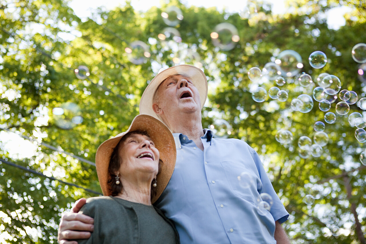 夫妇与空中的泡泡