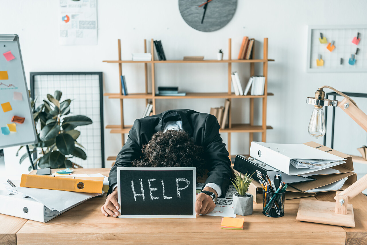 需要帮助的商务男士无奈救命