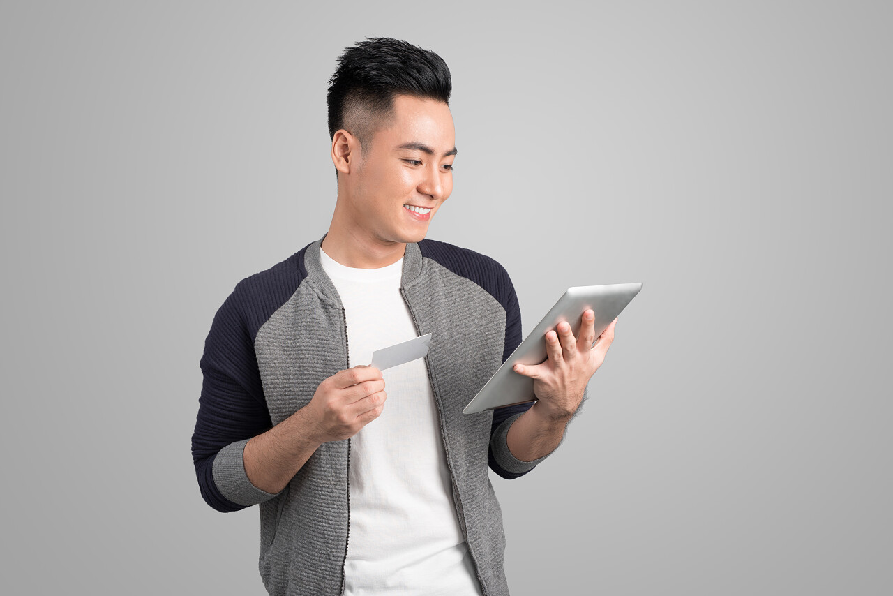 男人拿着平板电脑男士头发